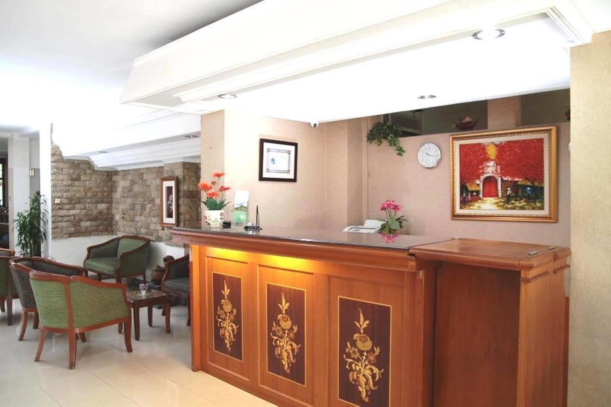 Reddoorz Plus Near Kemang Raya Cakarta Dış mekan fotoğraf